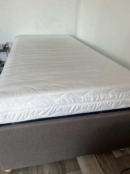 Łóżka z materacem i stelażem