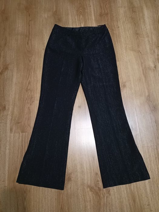 Czarne eleganckie materiałowe spodnie dzwony, ze srebrną nitką. L.