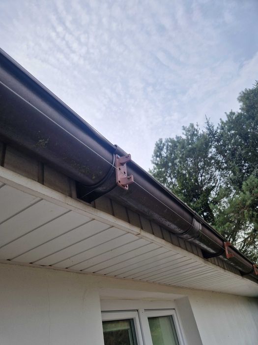 Zabezpieczanie budynku przed kunami - montaż pastucha na kuny