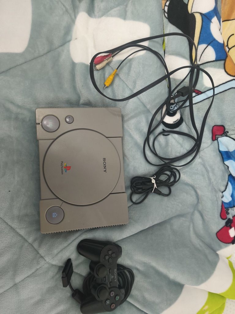 Playstation 1 com comando dualshock 2 e cabos