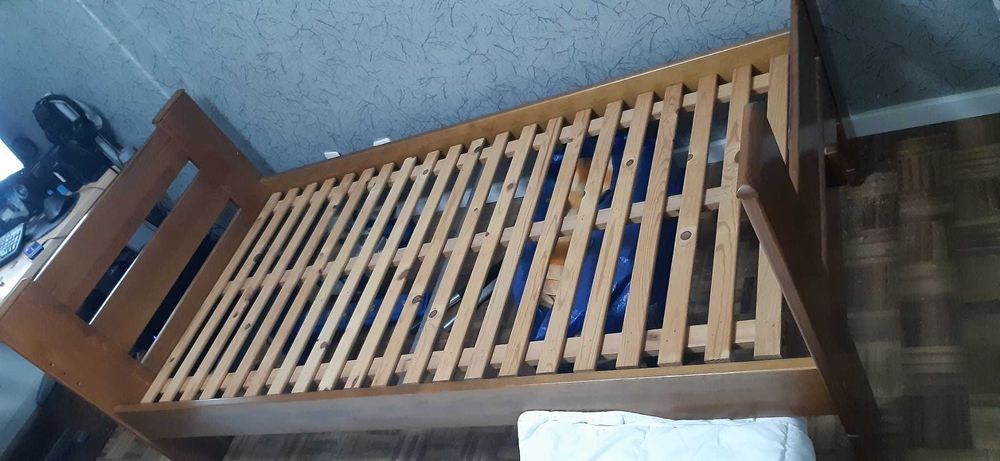 Cama individual em madeira maciça com estrado incluído