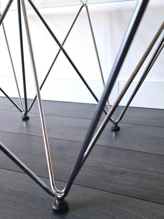 Mesa de centro vintage cromada com vidro. Vintage coffee table