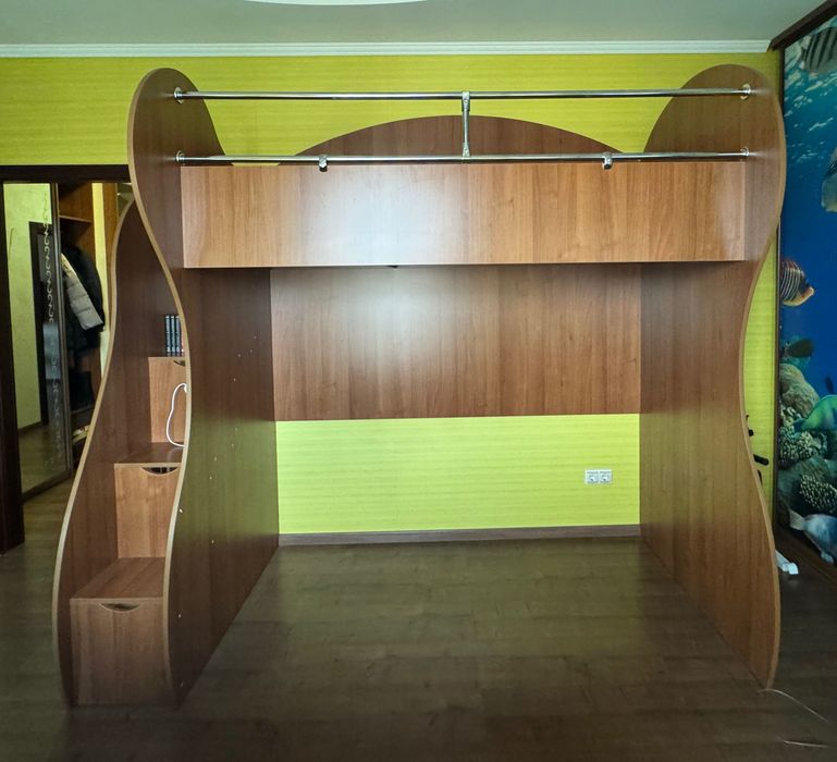 Ліжко-горище з поличками для книг