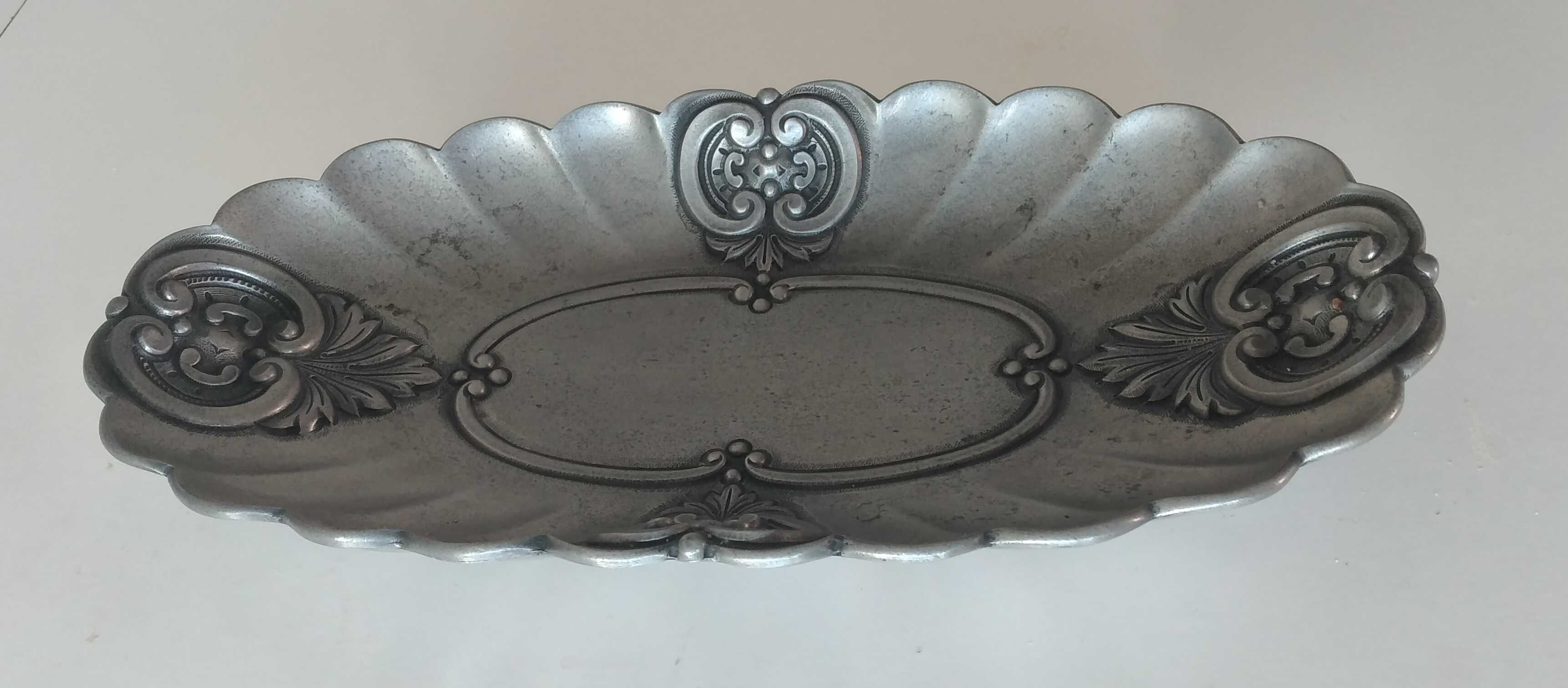 Elegante covilhete/centro de mesa em estanho artístico a 95%, de 4 pés