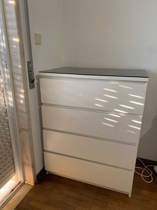 Cómoda Malm 4 Gavetas + Tampo de vidro