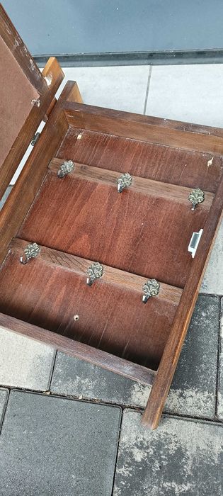 Szafka na klucze cynowa z motywem koni, drewno i cyna, duża