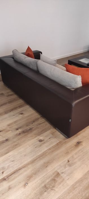 Dois sofás um de tres lugares e outro de dois misto pele e tecido