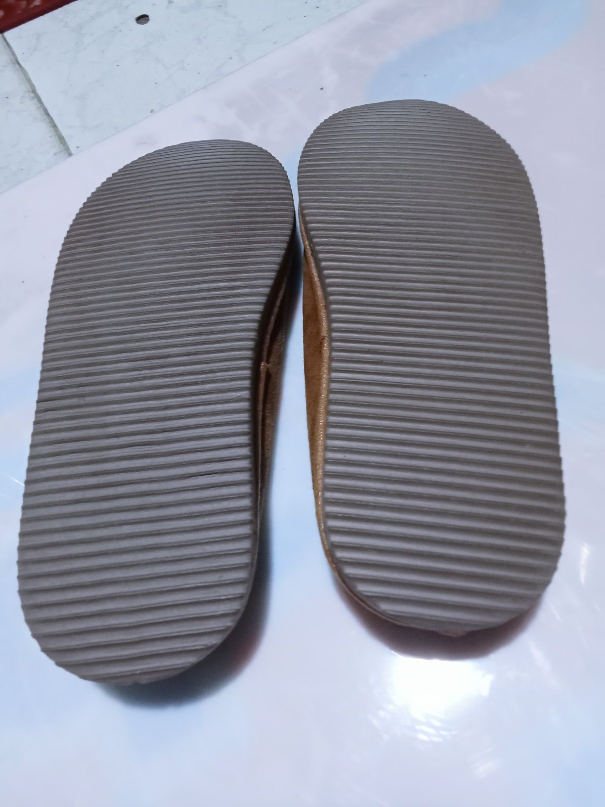 Pantufas número de 42 a 44,  tipo camurça e pelo por dentro