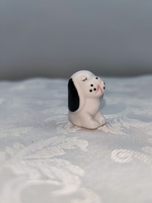 Mały, Biało-Czarny Piesek Ceramiczny – Idealny do Kolekcji