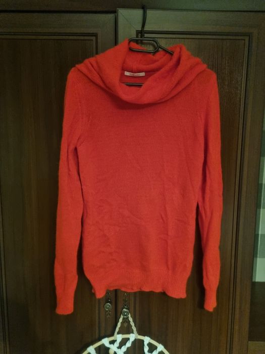 Czerwony sweter z wełną