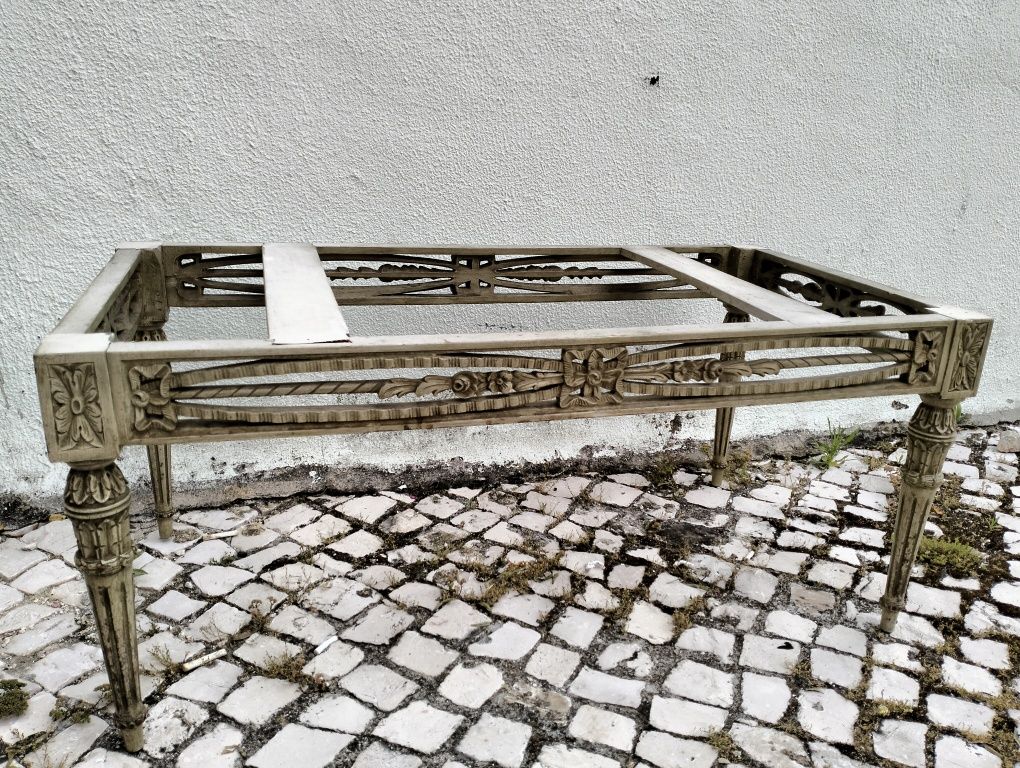 Mesa de centro em madeira trabalhada com tampo em pedra  mármore