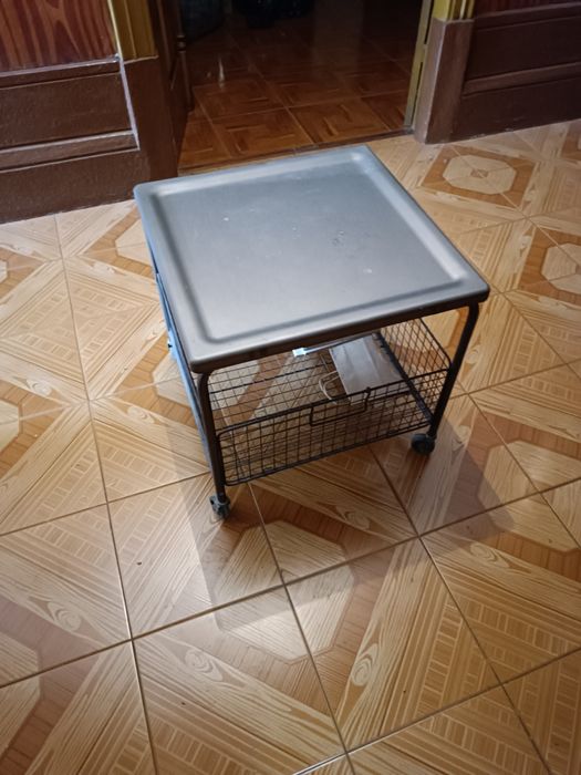 Mesa de suporte com cesto em metal com rodinhas