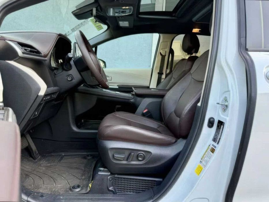 Toyota Sienna Platinum 7-Passenger      2023