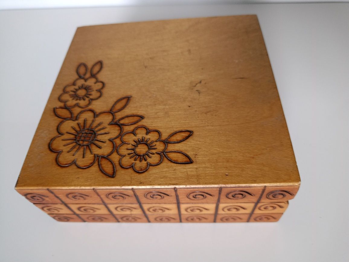 Drewniane pudełko kwiaty