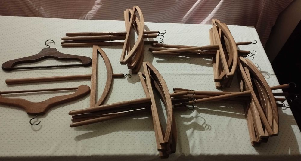 Conjunto de cabides antigos em madeira, dos anos 50/60 em bom estado