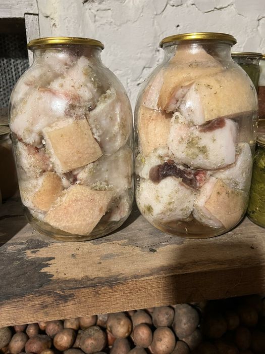 Продам сало в банках свіже