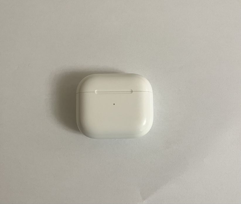 Продам оригінальний правий навушник AirPods 3 і зарядний кейс