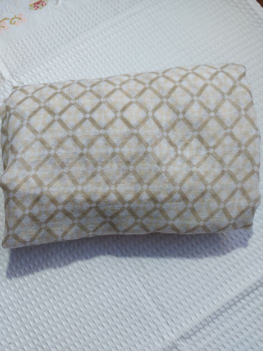 Echarpe Beje com Losangos Caqui. 
Medidas: 69cm x 187cm.