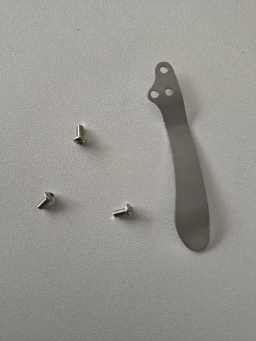 Klips do noża ze śrubkami.