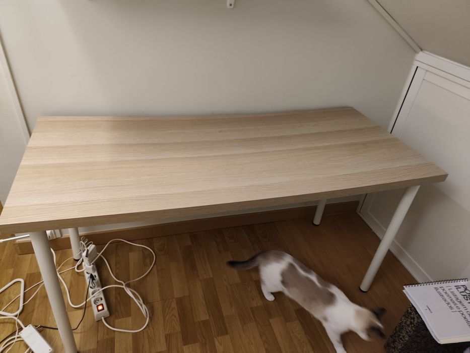 Secretaria Ikea  tampo cor de carvalho e pernas brancas