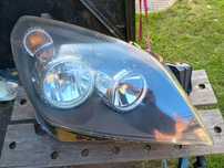 Opel Astra H lampa przednia prawa Hella
