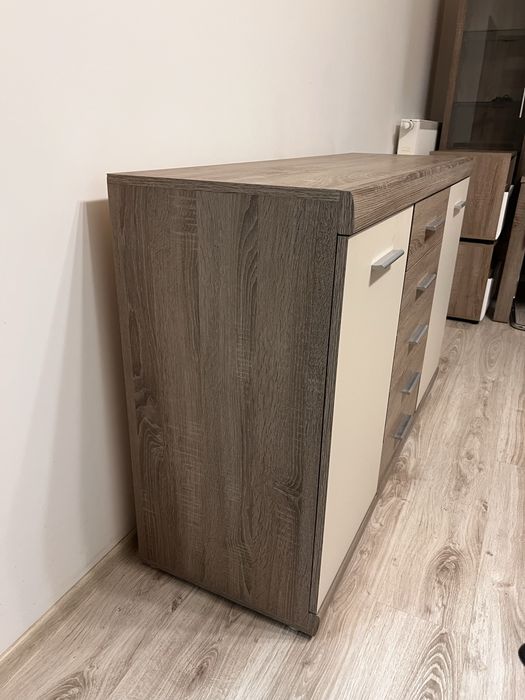 Szafkę RTV z wieloma półkami