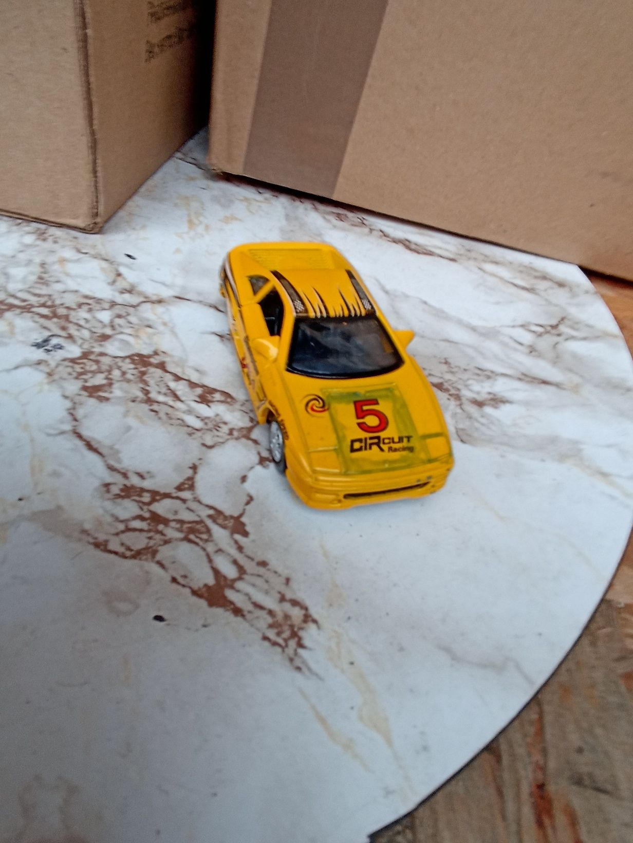 Zabytkowy odlewany model samochodu Ferrari F355 z lat 90