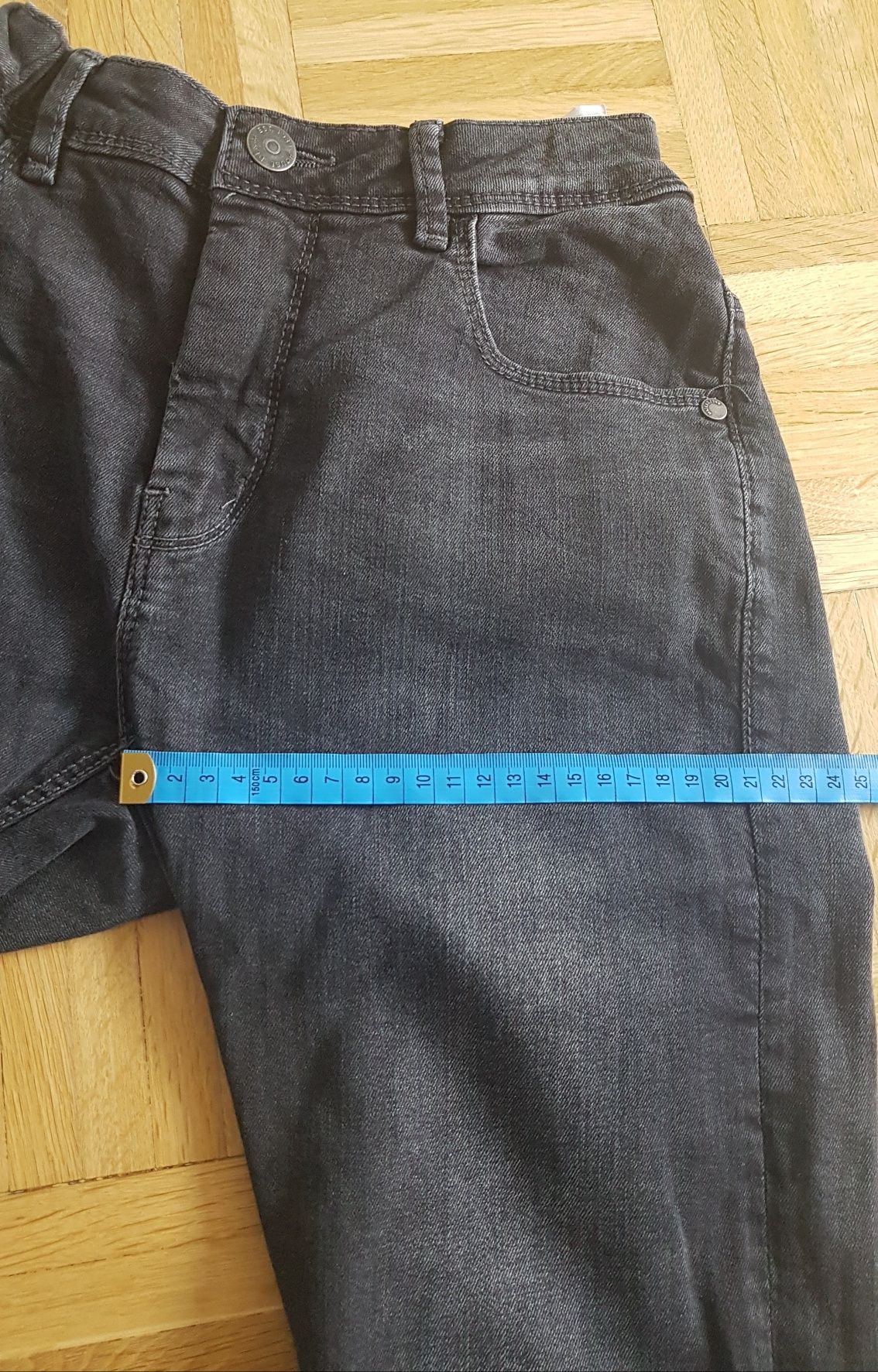 House jeansy czarne r. 28 Slim