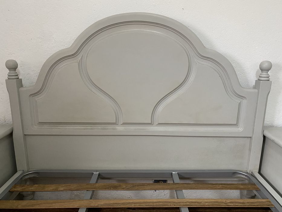 Cama e cabeceiras em mogno