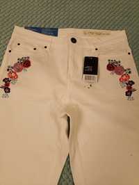 Białe nowe spodnie dżinsy 36