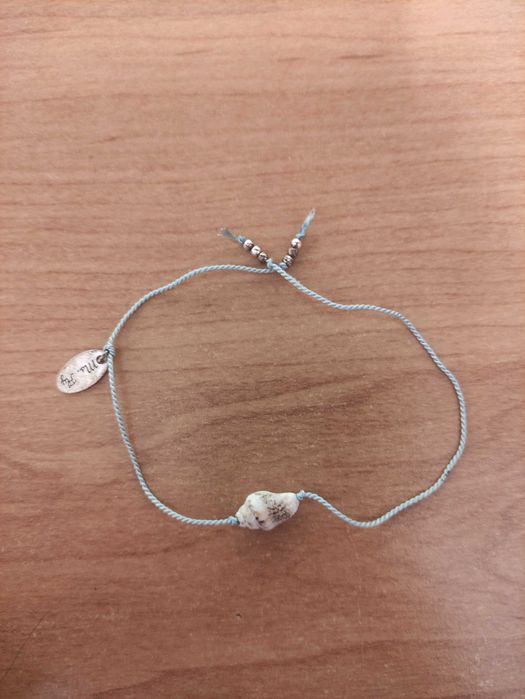 Sprzedam bransoletkę na sznurku z muszelką