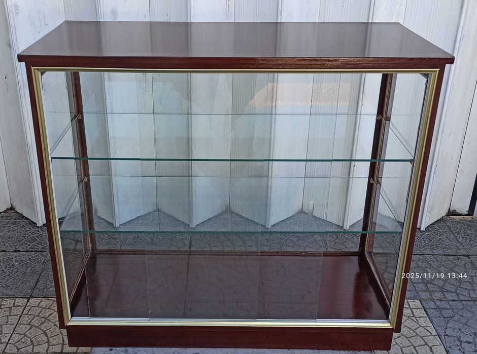 Cristaleira com 2 prateleiras de vidro.