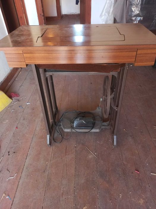 Máquina de costura singer eletrica de pedal com mesa