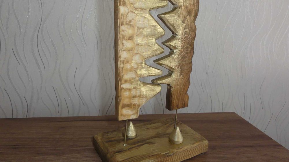 Abstrakcyjna rzeźba symbolizująca dopasowanie dwojga ludzi