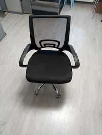 Зручне офісне крісло