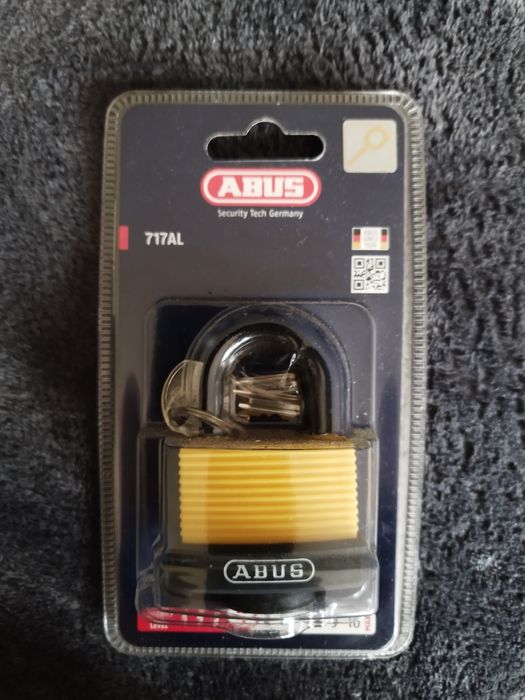 Kłódka mosiężna w osłonie plastikowej