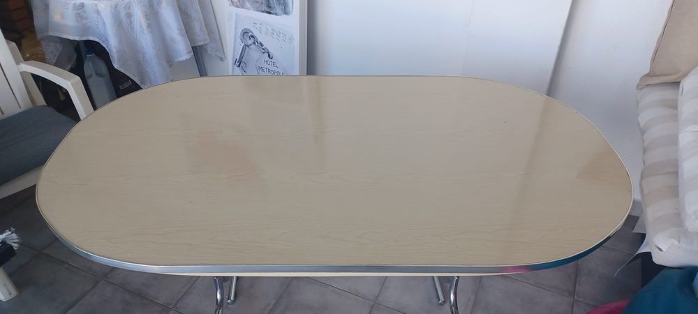 Mesa oval em bom estado