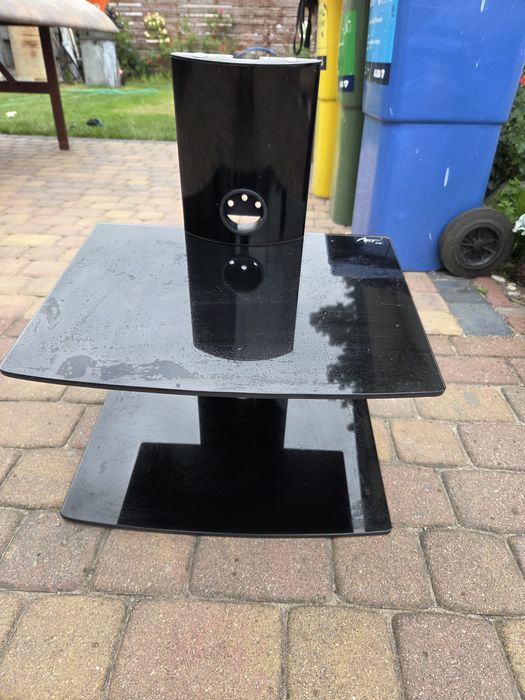 Wisząca szklana półka pod TV