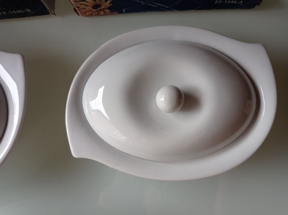 Salaterka z pokrywką 25 cm biała porcelana