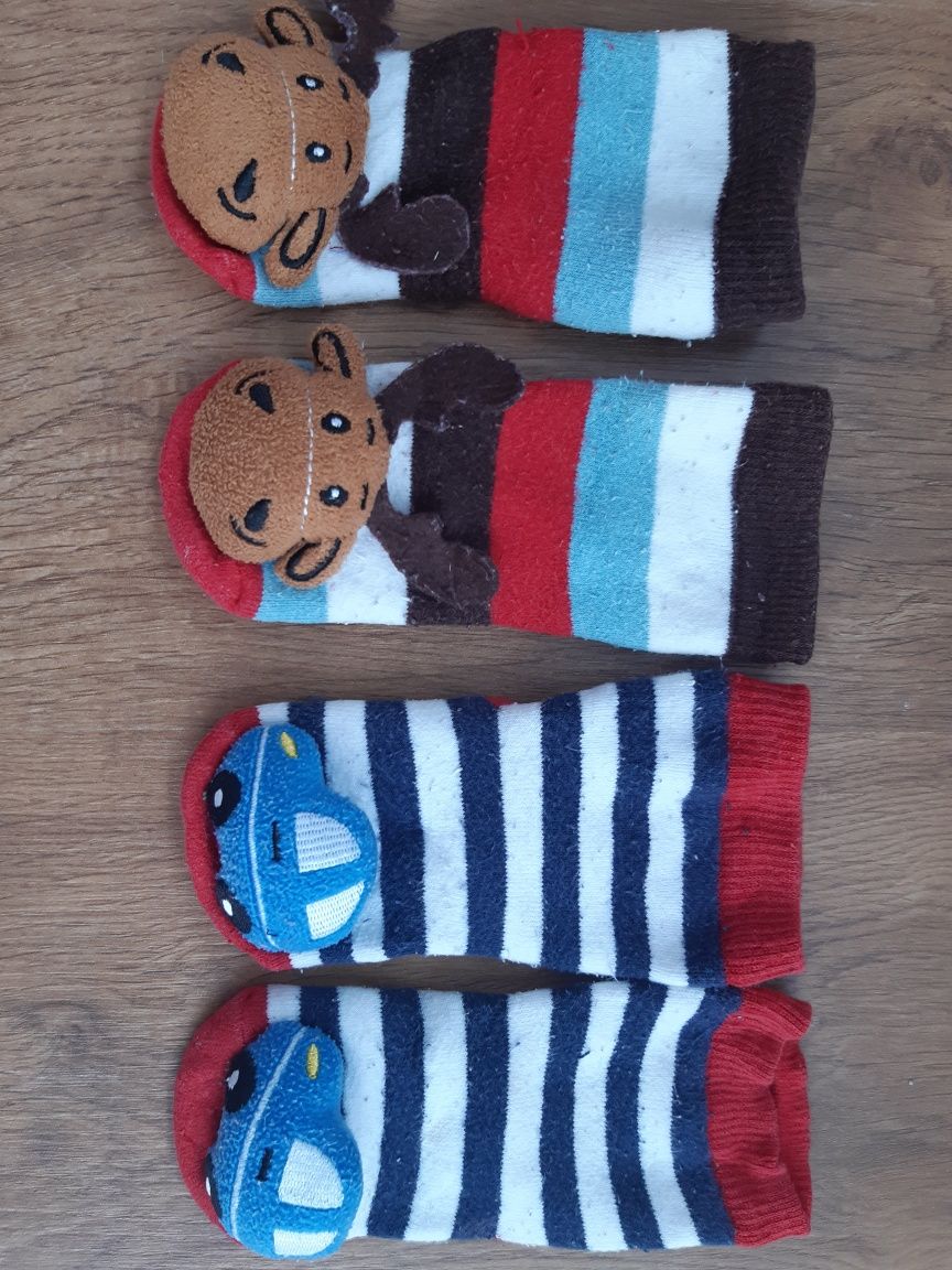 Pantufas novas e meias com guizos n 17 e 19 / 20