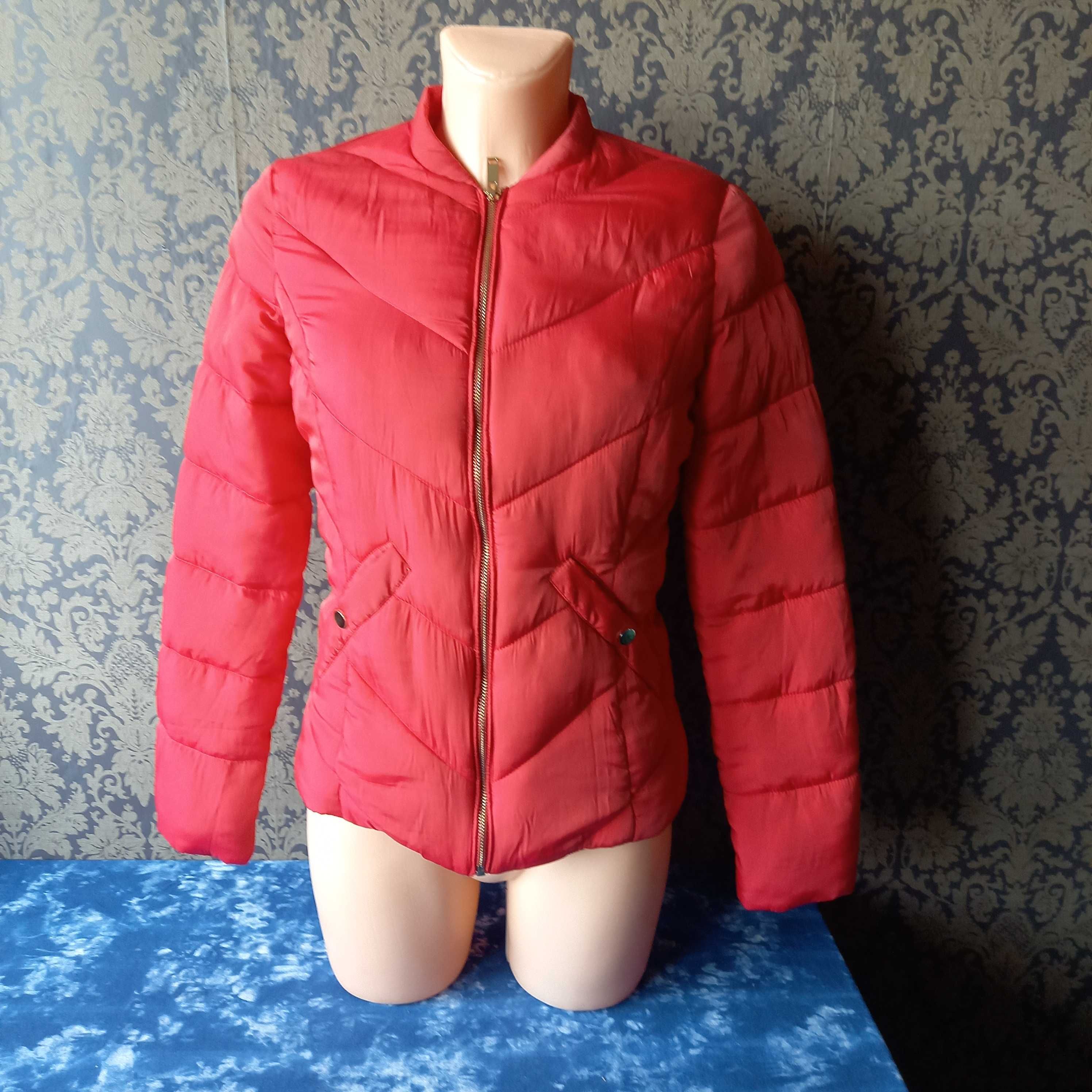 czerwona pikowana kurtka