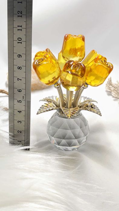 Kryształowe żółte róże w wazonie, szklane