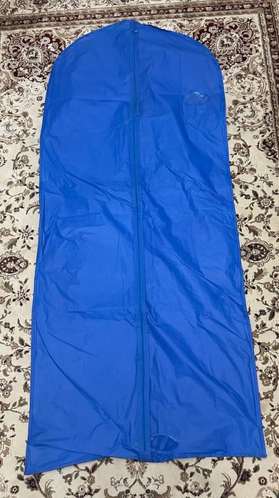 Синій чохол для одягу