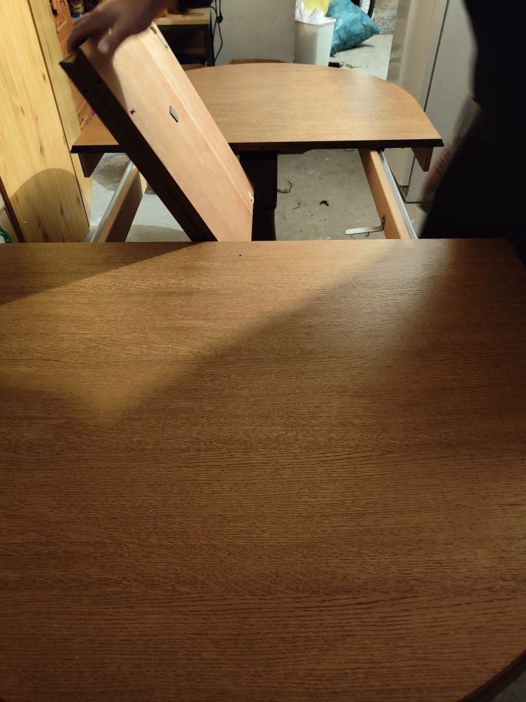 Drewniany stół  do salonu/jadalni