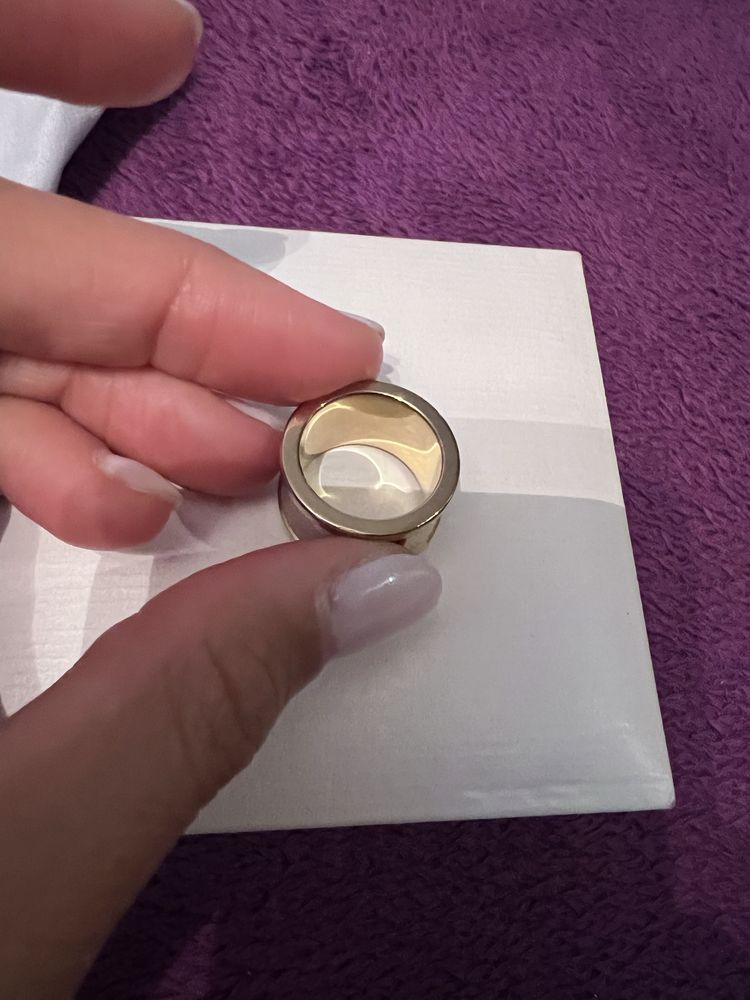Anel dourado da Calvin Klein