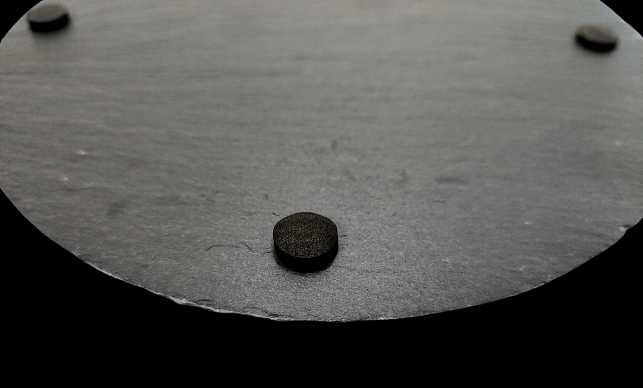 Okrągła czarna podkładka łupkowa o średnicy 20 cm