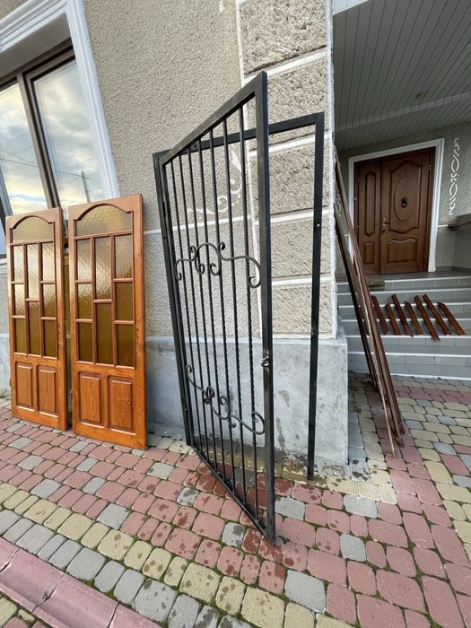 Двері , грати , хвіртка , захист ,вуличний захист , ґрати.