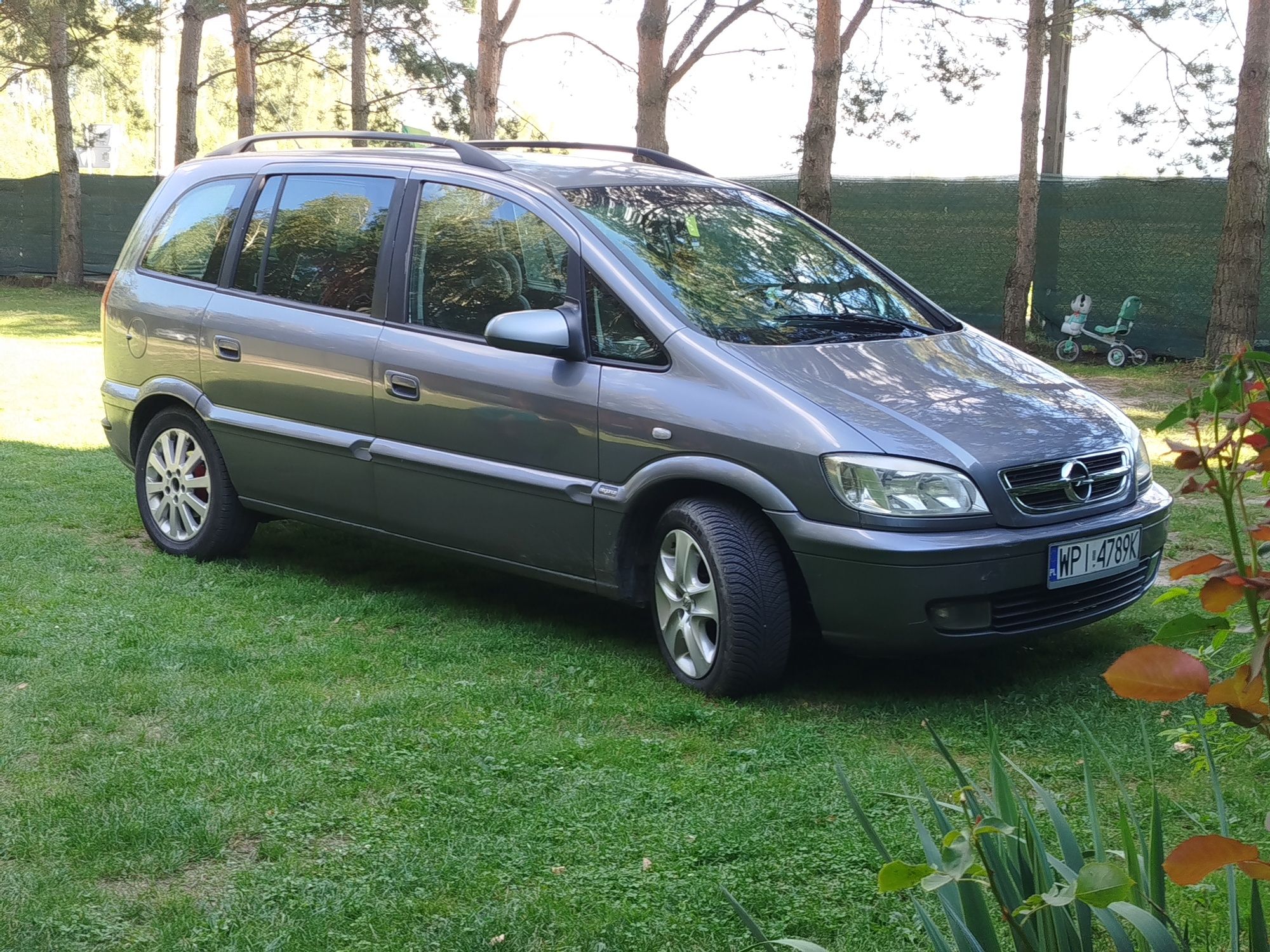 samochód osobowy marki opel Zafira