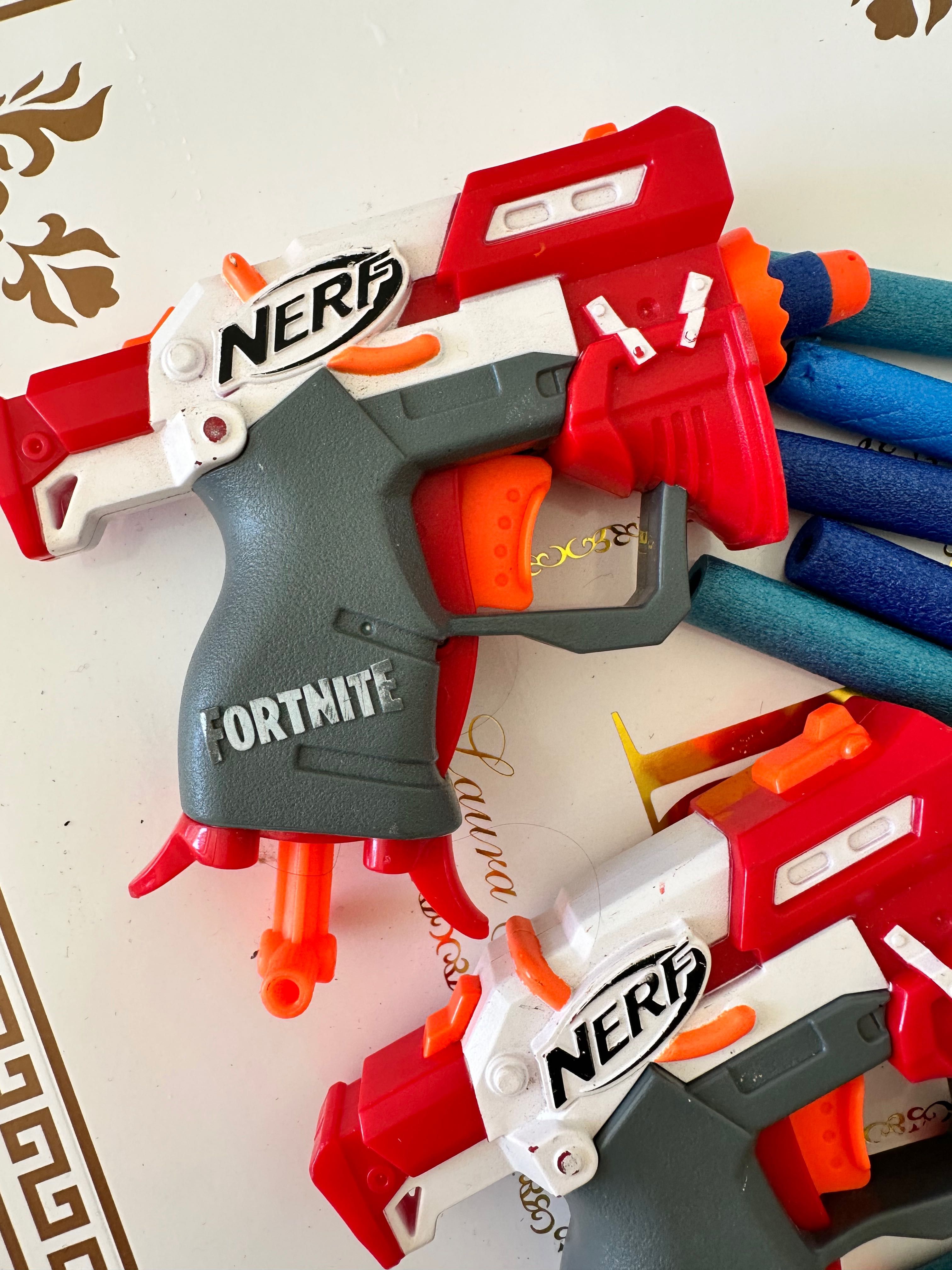 Два пістолета Nerf