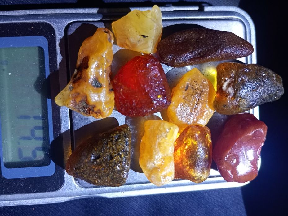 Bursztyn bałtycki surowy i 10 szt